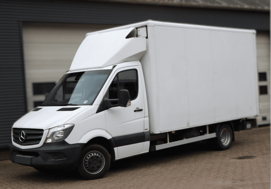 Emelőhátfalas Mercedes Sprinter teherautó bérlés - TGKberles.hu